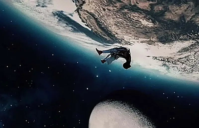 kvinne svever i verdensrommet