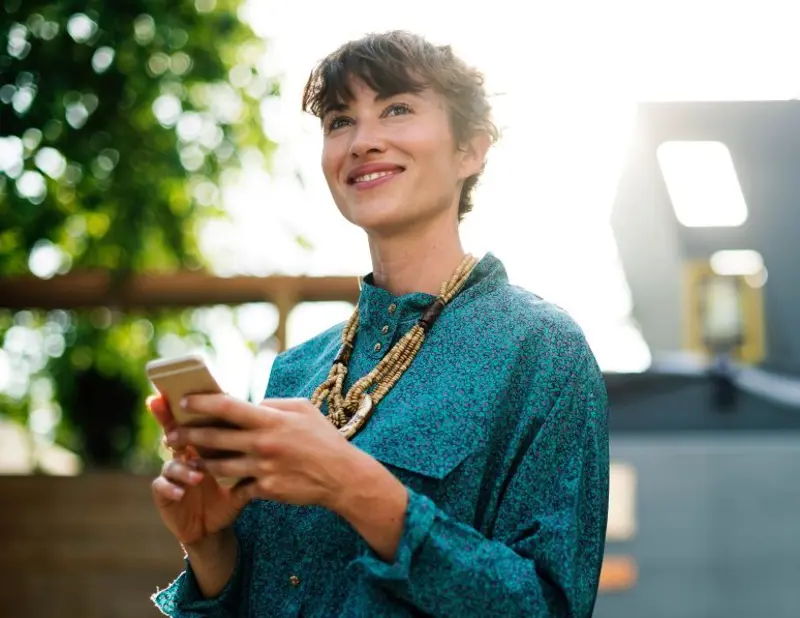 Kvinne med mobil