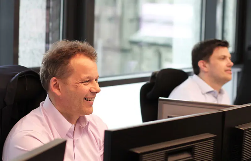 Portrett av en mann ved en PC